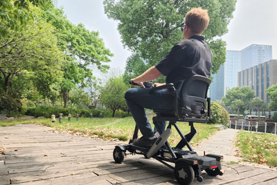 How the Viperfold Helps Seniors Stay Independent and Active Outdoors